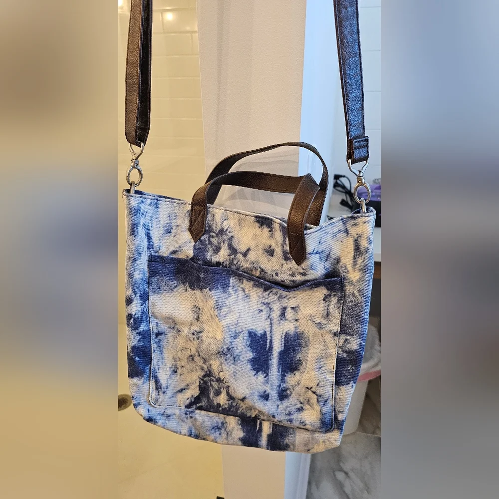 Thirty-One Blue and White Crossbody Bag with Artistic Design - Picture 3 of 4